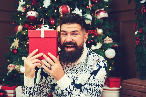 Homem feliz sorrindo e segurando presente de Natal. Boas férias de inverno. Feliz Ano Novo — Fotografia de Stock