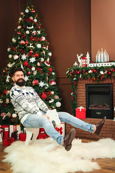 Glad ung man i jultröja havinmg kul hemma — Stockfoto