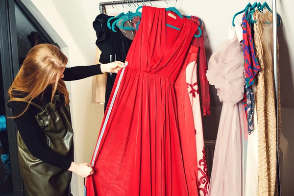Diseñador de moda trabajando en estudio. Vestido de mujer en taller — Foto de Stock