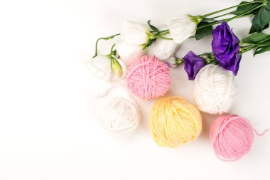 Beyaz masadaki doğal yün demetler, üst manzara. Boş zaman ve hobi konsepti