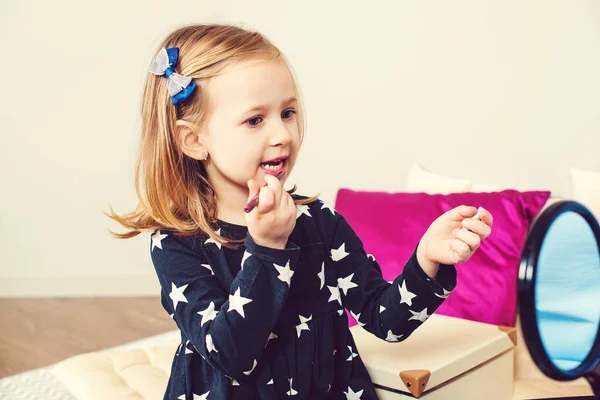 Kleines Mädchen bemalt ihre Lippen zu Hause. Kinder Schönheit und Mode. Kinder Bio-Kosmetik — Stockfoto