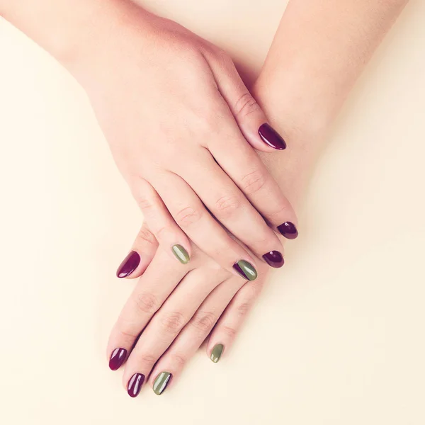 Mani femminili con manicure creativa. Bella donna mani su sfondo beige, vista dall'alto. Manicure unghie concetto — Foto Stock