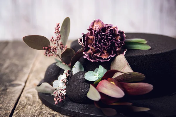 Pastel de terciopelo de chocolate decorado con flores increíbles sobre fondo de madera — Foto de Stock