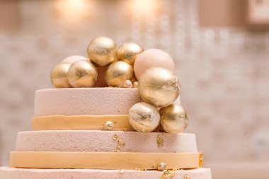 Parti için altın toplar ve elementlerle süslü lüks kadife pasta. Düğün, doğum günü veya yıldönümü pastası