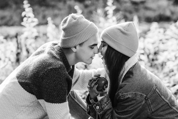 Pareja feliz enamorada. Primer beso. Una pareja encantadora tiene una cita en la naturaleza. Amor. — Foto de Stock