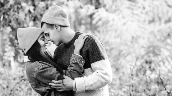 Happy couple having first kiss. Love. Beautiful girlfriend and handsome guy at date in nature. Fashion, lifestyle and love — Stok fotoğraf