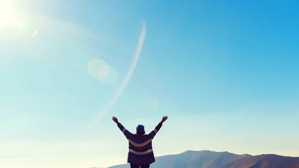 Γυναίκα πεζοπόρος σηκώνει τα χέρια πάνω από το φόντο του ουρανού. Επιτυχία, νίκη και δύναμη. Γυναίκα με αυτοπεποίθηση στην κορυφή του βουνού — Φωτογραφία Αρχείου