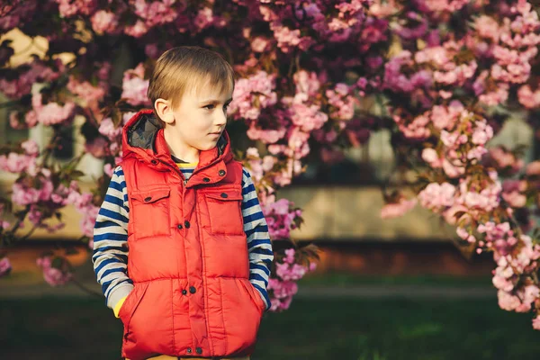 Schönes Kind in modischen Klamotten auf einem Spaziergang im Frühling. glückliche und gesunde Kindheit — Stockfoto