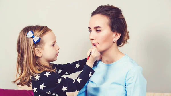 Matka a dcera ti doma dělají make-up. Rodina se spolu baví — Stock fotografie