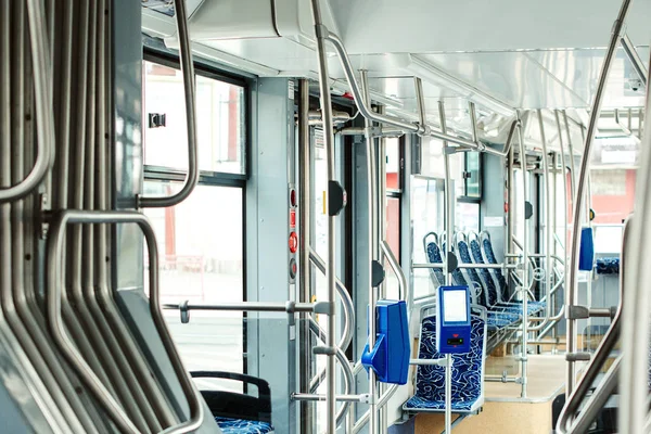 Moderne stad tram interieur. Openbaar vervoer en e-tickets. Personenvervoer. — Stockfoto