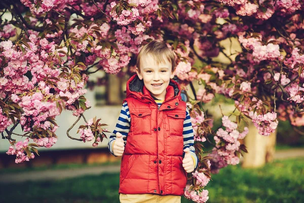 Guapo chico elegante mirando a la cámara al aire libre. Lindo niño usar ropa elegante al aire libre en primavera . — Foto de Stock
