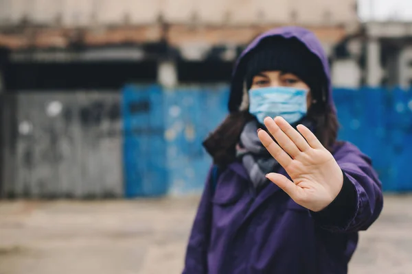 Frau zeigt Geste Stop. Frau trägt Schutzmaske gegen Infektionskrankheiten und Grippe. Gesundheitskonzept. Coronavirus-Quarantäne. — Stockfoto