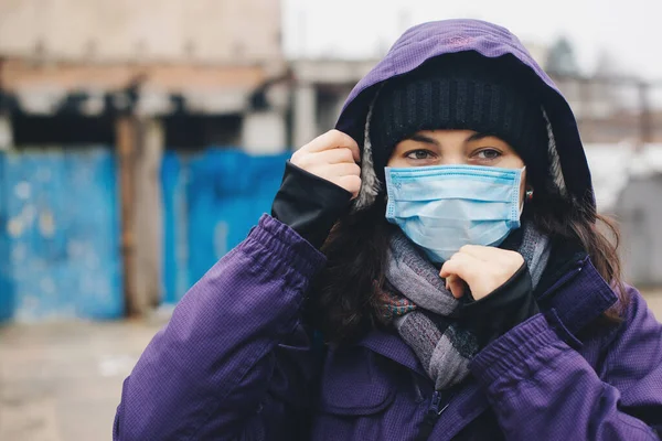 Людина в захисній масці. Апокаліпсис. Жінка носить захисну маску від інфекційних захворювань. Коронавірус карантин.. — стокове фото