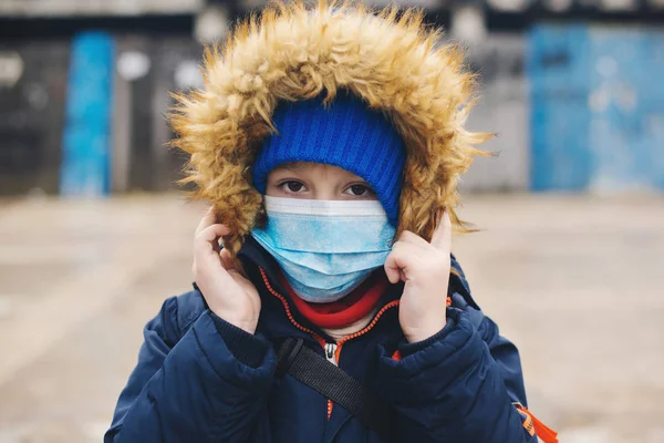 Дитина з захисною маскою вірусу та грипу на відкритому повітрі. Маленька дитина в масці для захисту pm2.5. Маска для захисту вірусу корони . — стокове фото