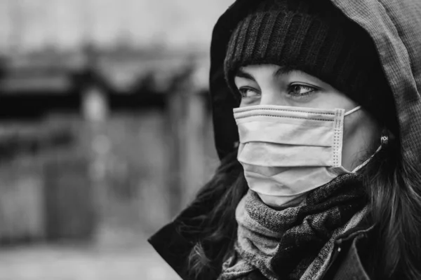 Жінка носить гігієнічну маску, щоб запобігти вірусу. Забруднення повітря . — стокове фото
