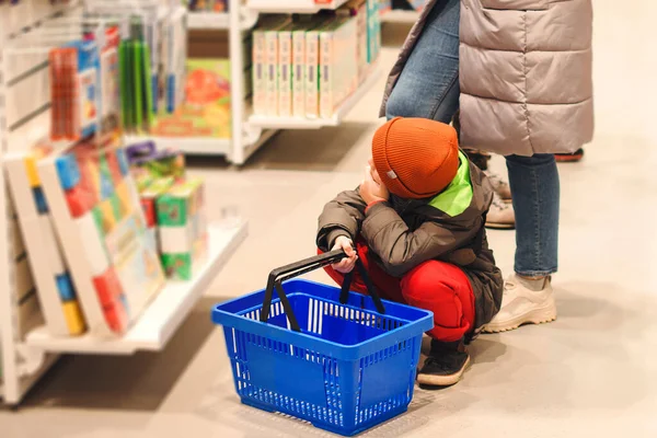 Familie Aan Het Winkelen Winkel Kleine Jongen Die Speelgoed Kiest — Stockfoto