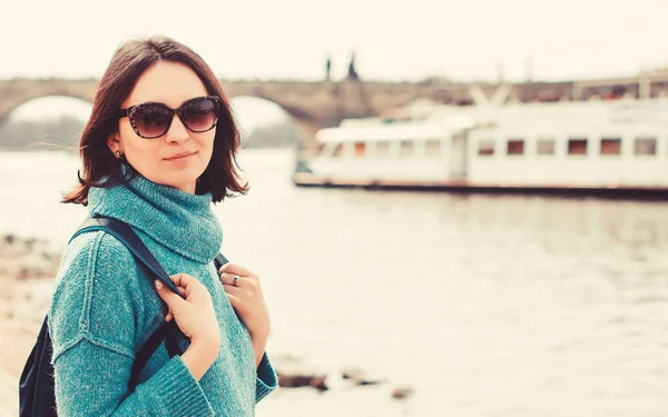 在欧洲旅行的女人布拉格市的美景 在布拉格的Vltava河上 女人欣赏着最美的风景 带着背包度假的快乐女孩 旅行和生活方式概念 阳光下散步的日子 — 图库照片