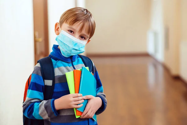 Schooljongen Met Beschermmasker Gezicht Gezichtsmasker Voor Bescherming Tegen Coronavirus Uitbraak — Stockfoto