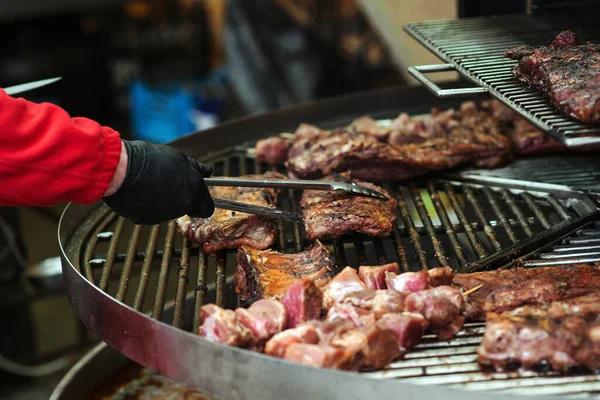 Male Hand Tongs Holding Hot Pork Ribs Street Food Fresh — Stock Photo, Image