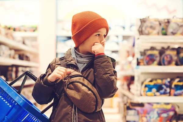 Bedachtzaam Kind Heeft Een Boodschappenmandje Supermarkt Het Erg Moeilijk Voor — Stockfoto