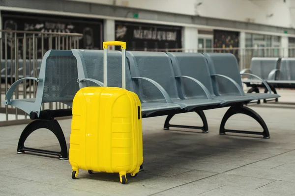 Bekleme Odasında Sarı Bavul Uçağı Bekleyen Konsept Havaalanı Yolculuğun Başlangıcı — Stok fotoğraf