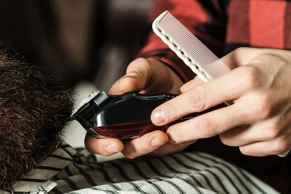 Barbeiro Tosquiar Barba Para Homem Perto Cabeleireiro Masculino Servindo Cliente — Fotografia de Stock