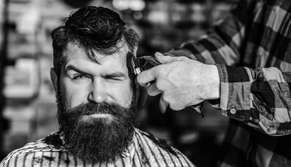 Barbeiro Fazendo Corte Cabelo Usando Máquina Pente Barbeiro Hipster Barbudo — Fotografia de Stock