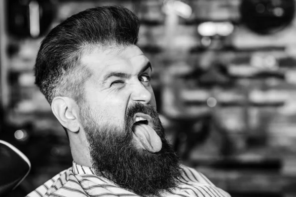 Brutal Hipster Peluquería Tipo Con Barba Bigote Peluquero Sirviendo Cliente — Foto de Stock