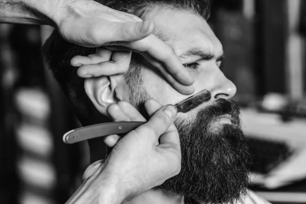 Peluquero Con Afeitadora Afeitar Hombre Barbudo Peluquero Sirviendo Cliente Barbería —  Fotos de Stock