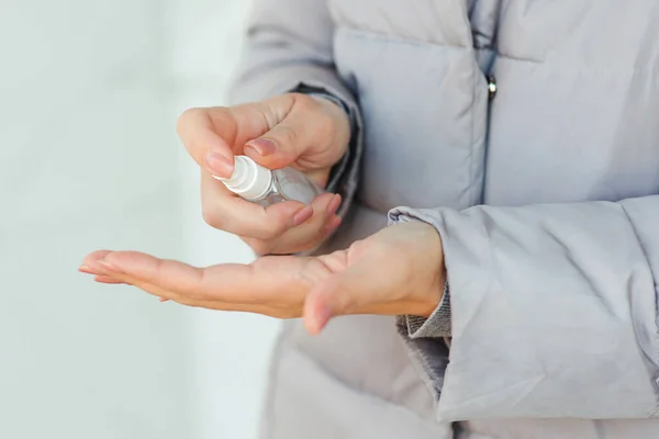 Chica Usando Spray Antibacteriano Aire Libre Las Manos Femeninas Aplicando — Foto de Stock