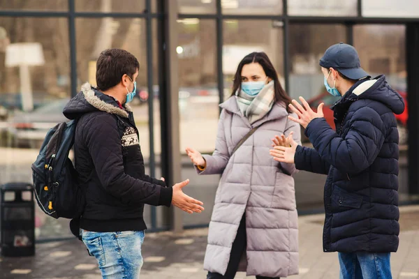 Люди Медичній Масці Відкритому Повітрі Епідемія Коронавірусу 2019 Ncov Друзі — стокове фото