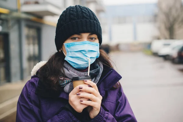 Koronavirüs Hastalığının Yayılması Için Yüz Maskesi Koruyucu Cerrahi Maskeli Kadın — Stok fotoğraf