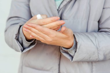 Kadın elinin antiseptik spreyle elleri dezenfekte etmesi. Coronavirus 'a alkol spreyi sıkan bir kadın. Mikrop bulaşmasını önlemek için antiseptik sprey, bakteri, koronavirüs..