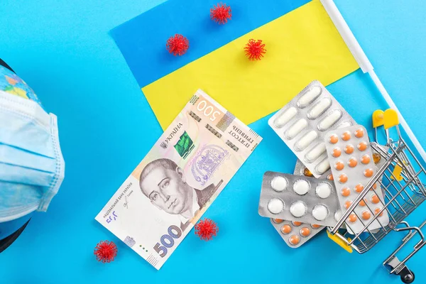 在乌克兰对抗考罗纳威 Coronavirus Quarantin 乌克兰爆发了考罗纳威病毒 保护性药品的概念 科罗纳威斯大流行病乌克兰的钱和药丸对抗蓝色背景的病毒 — 图库照片