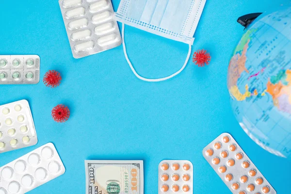 Koronavírus Világjárvány 100 Dollár Tabletták Arcmaszk Kék Háttérrel Felülnézetből Koronavírus — Stock Fotó
