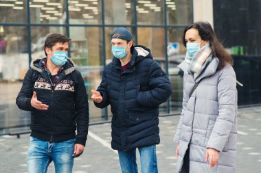 Yüz maskesi takan arkadaşlar. Covid-2019 salgını. Coronavirus küresel salgını. Dışarıdaki tıbbi maskeli insanlar. Coronavirüs salgını. İnsanlar sokakta konuşuyor. Coronavirus karantinası.