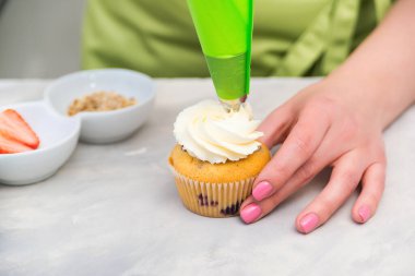?Kekin üzerine krema sıkan şekerleme çantasıyla gelmiş. Tatlılar. Şekerci pastayı dekore ediyor. Yemek kursu, aşçılık ve fırın. Pasta torbası kullanan bir kadın. Pasta şefi kadın kremalı pasta yapıyor..