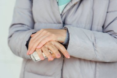 Coronavirus 'a alkol spreyi sıkan bir kadın. Kadın elinin antiseptik spreyle elleri dezenfekte etmesi. Mikrop, bakteri, koronavirüs ve virüsün yayılmasını önlemek için antiseptik..