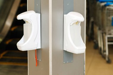 Süpermarkette otomatik dezenfektan. Coronavirus önleme. Coronavirus konsepti. Coronavirüs salgını sırasında bir alışveriş merkezinde dezenfektan..