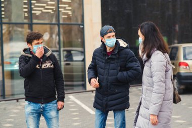 Yüz maskesi takan arkadaşlar. Covid-2019 salgını. Coronavirus küresel salgını. Dışarıdaki tıbbi maskeli insanlar. Coronavirüs salgını. İnsanlar sokakta konuşuyor. Coronavirus karantinası.