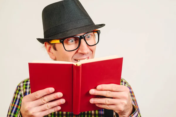 Σπασίκλας Διαβάζει Βιβλία Στο Σπίτι Άνθρωπος Φοράει Ρετρό Καπέλο Εκπληκτικό — Φωτογραφία Αρχείου