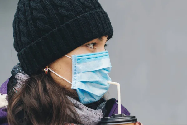 Koronavirüs Hastalığının Yayılması Için Yüz Maskesi Koruyucu Cerrahi Maskeli Kadın — Stok fotoğraf
