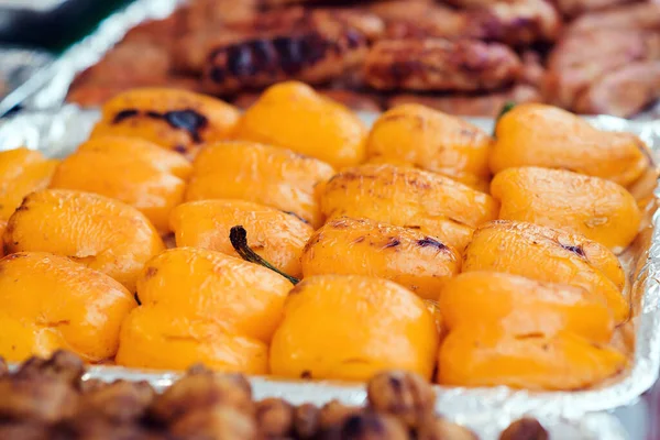 Street Food Vegan Festival Grilled Yellow Peppers Closeup Grilled Vegetables — Stock Photo, Image