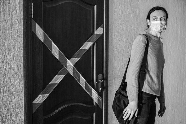 Женщина в маске идет домой. Карантин коронавируса. Закрытие офиса во время эпидемии коронавируса. Работа из дома во время коронавирусного карантина. Глобальная пандемия. Оставайтесь дома
.