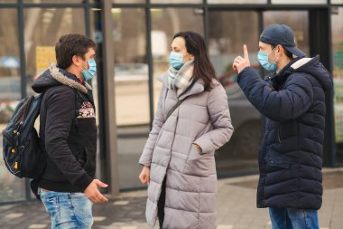 Coronavirus karantinası. Yüz maskesi takan arkadaşlar. İnsanlar sokakta konuşuyor. Hava kirliliği. Küresel salgın. Coronavirus hastalığı. Dışarıdaki tıbbi maskeli insanlar. Coronavirüs salgını. 2019-nCoV.