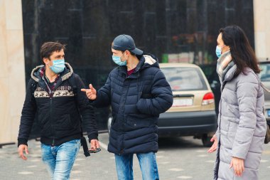 Avrupa 'da koronavirüs salgını. Koronavirüs salgını sırasında insanlar maske takıyor. Coronavirus önleme. Küresel salgın..