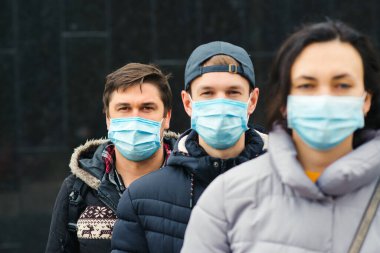 Coronavirüs salgını. Dışarıda maske takan insanlar. Bir grup genç gönüllü. Coronavirus karantinası. Küresel salgın. Dünya çapında koronavirüs salgını.