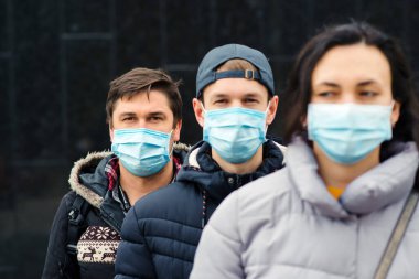 Tıbbi maske takan bir sürü insan. Coronavirüs salgını konsepti. Dışarıda bir grup genç gönüllü var. Coronavirus karantinası. Küresel salgın. Dünya çapında koronavirüs salgını.