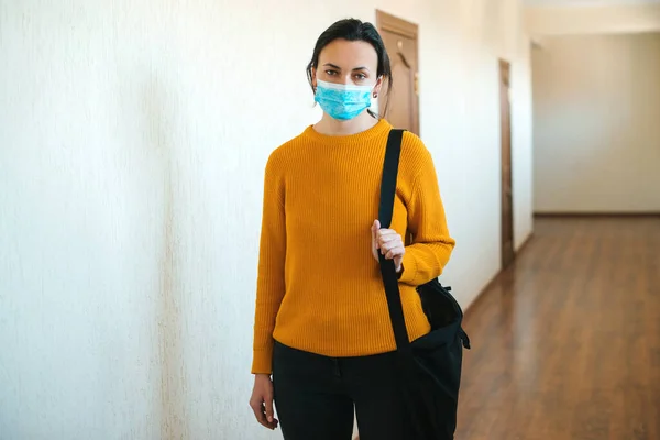 Робоча Жінка Носить Медичну Маску Обличчя Захищається Від Зараження Вірусом — стокове фото