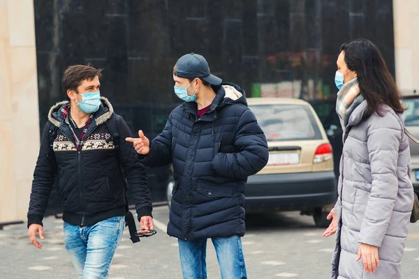Epidemi Coronavirus Eropa Orang Orang Mengenakan Masker Wajah Selama Wabah — Stok Foto